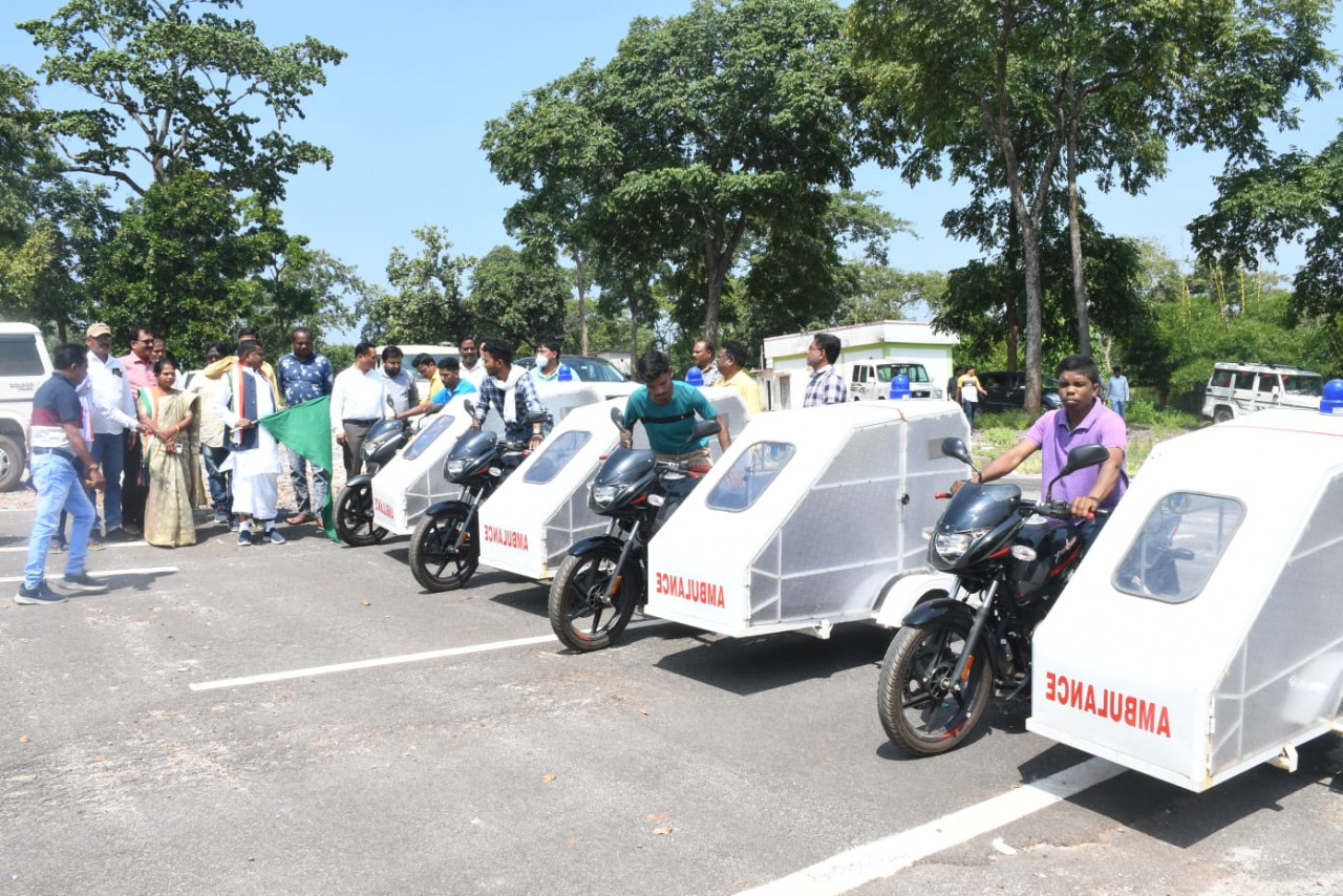 उद्योग मंत्री कवासी लखमा ने बाईक एम्बुलेंस को दिखाई हरी झंडी