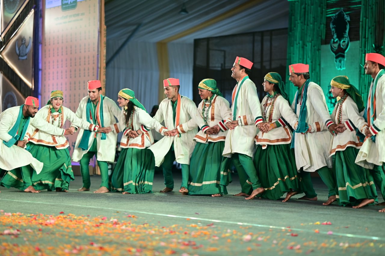 राष्ट्रीय आदिवासी नृत्य महोत्सव के दौरान हारुन नृत्य में उत्तराखंड की पहाड़ी संस्कृति की झलक दिख रही है