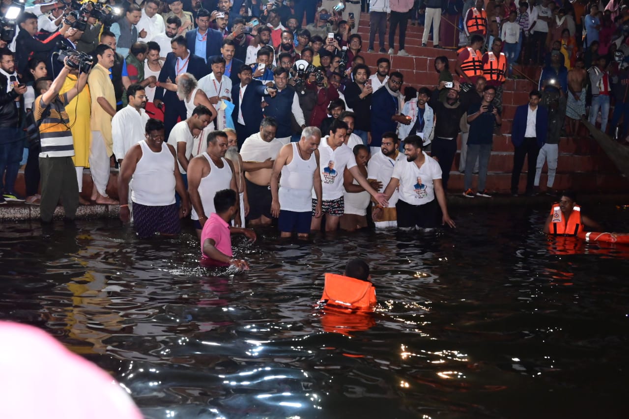 मुख्यमंत्री भूपेश बघेल ने खारून नदी के महादेव घाट में किया कार्तिक पूर्णिमा स्नान