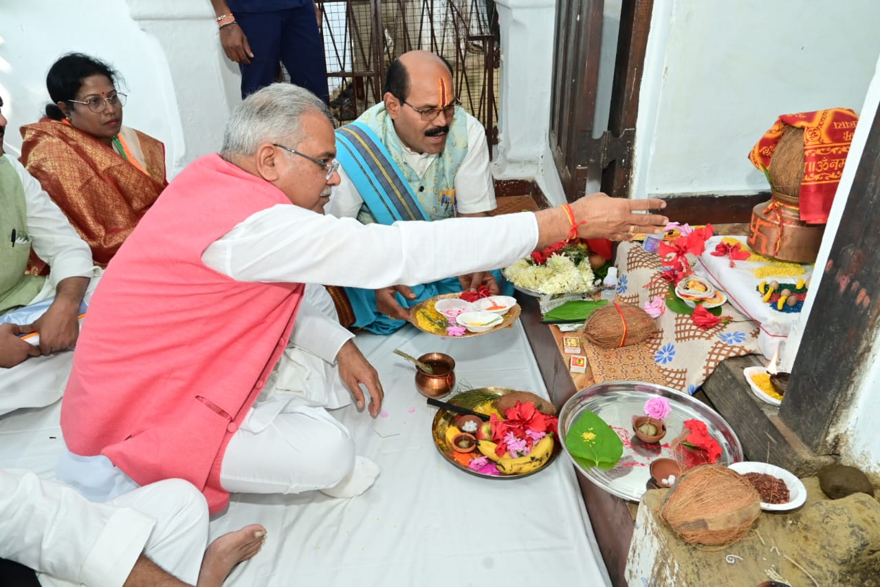 मुख्यमंत्री भूपेश बघेल ने शीतला माता मंदिर में पूजा-अर्चना कर प्रदेशवासियों की सुख-समृद्धि और ख़ुशहाली की कामना की