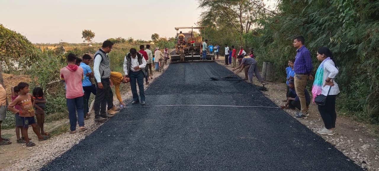 मुख्यमंत्री के निर्देश पर आवागमन साधनों को मजबूत करने के लिए हो रहा है सड़कों एवं पुलों का निर्माण