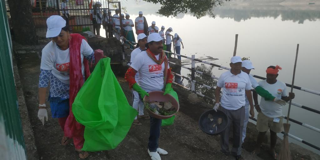 राजधानी की जलधारा खारून नदी की सफाई नेहरू युवा केंद्र एवं स्वयंसेवकों द्वारा