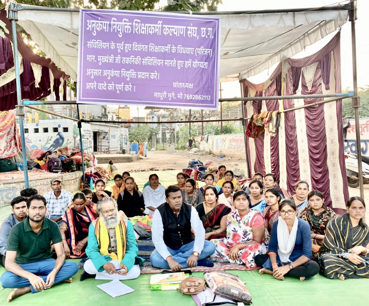 अनुकंपा नियुक्ति के लिए आश्रित विधवा बहनों का निर्जला अनशन, माँगो का किया JCCJ ने समर्थन।