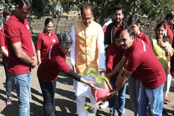 मुख्यमंत्री ने पर्यावरण प्रेमी संस्था के सदस्यों के साथ लगाए पौधे