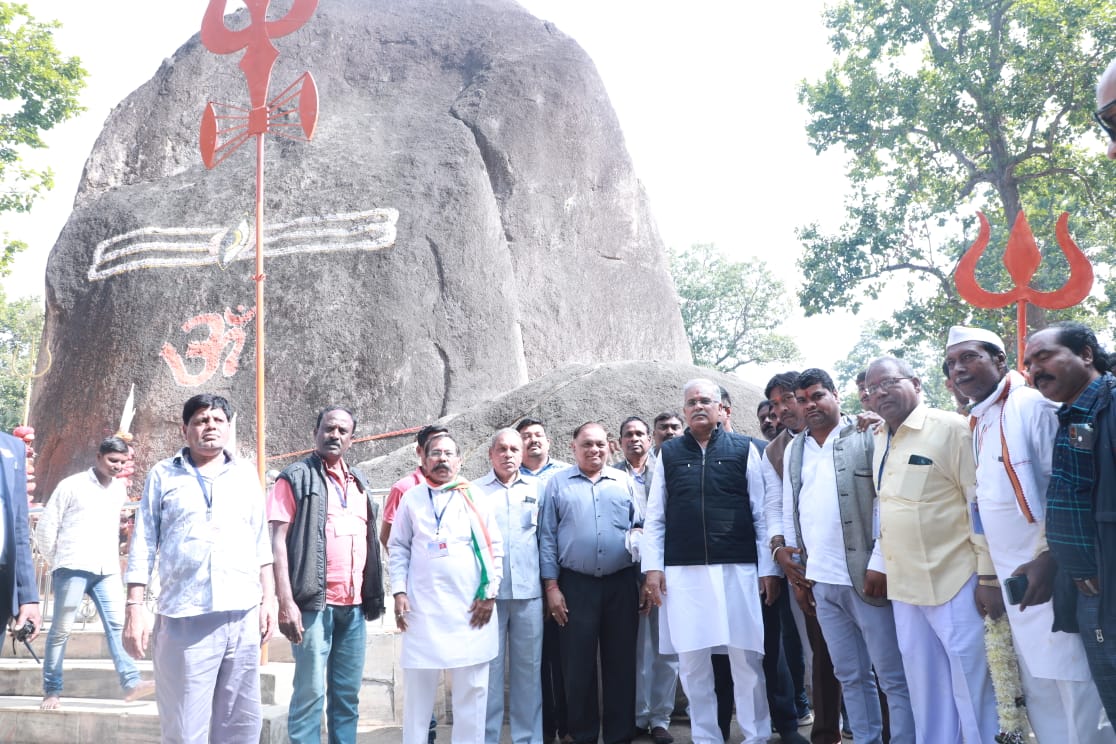 मुख्यमंत्री भूपेश बघेल ने भूतेश्वर नाथ पहुंचकर विशाल प्राकृतिक शिवलिंग के दर्शन किये