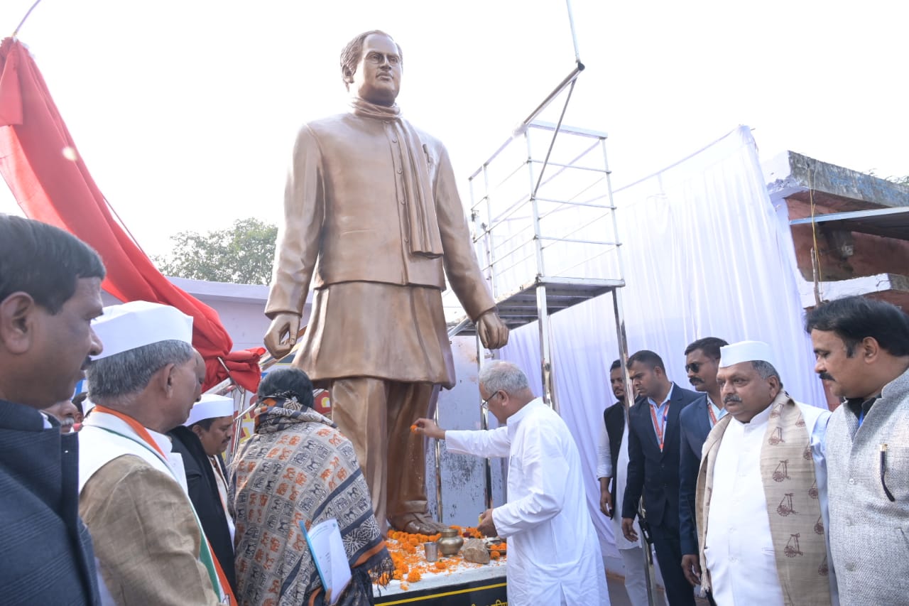 मुख्यमंत्री भूपेश बघेल ने पूर्व प्रधानमंत्री भारत रत्न स्व. राजीव गांधी की आदमकद प्रतिमा का किया अनावरण