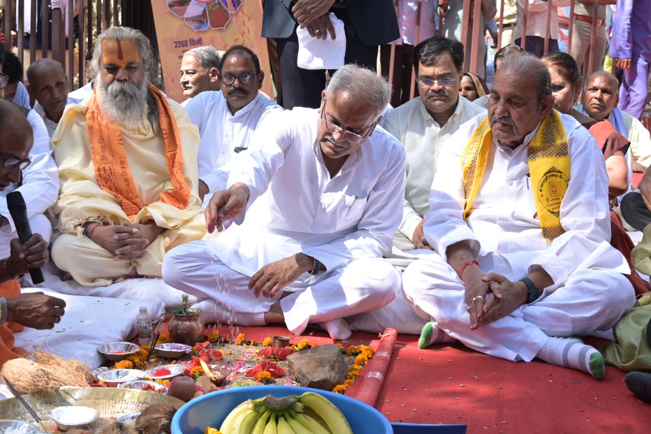 मुख्यमंत्री भूपेश बघेल ने किए महाप्रभु श्री वल्लभाचार्य और चम्पेश्वर महादेव धाम के दर्शन