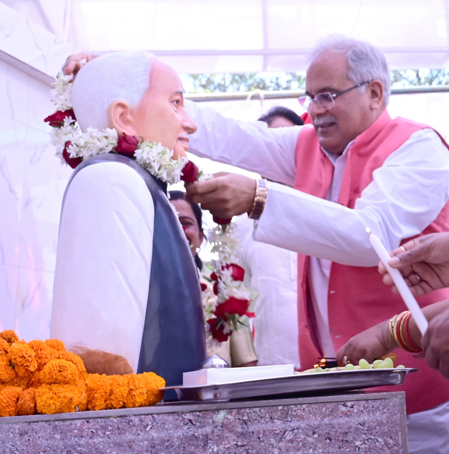 मुख्यमंत्री ने स्वर्गीय श्री चंदूलाल चंद्राकर जी की प्रतिमा का किया अनावरण