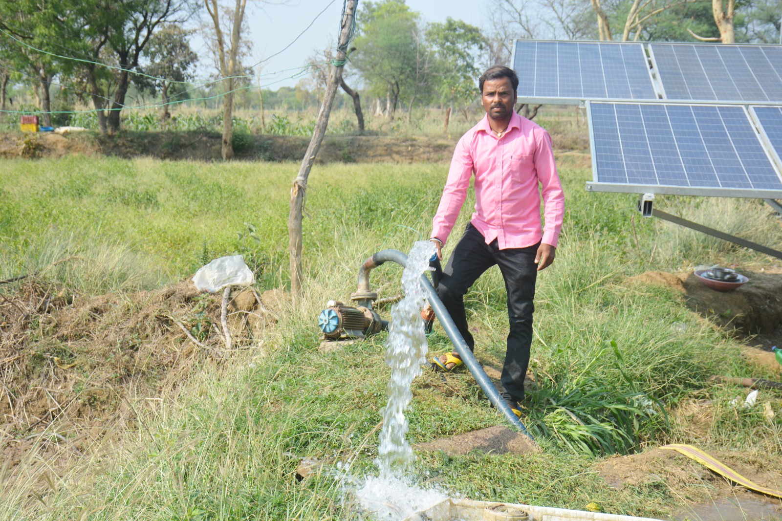 सौर सुजला योजना बन रही वरदान, किसान संतोष और राजेश के चेहरे में आई मुस्कान