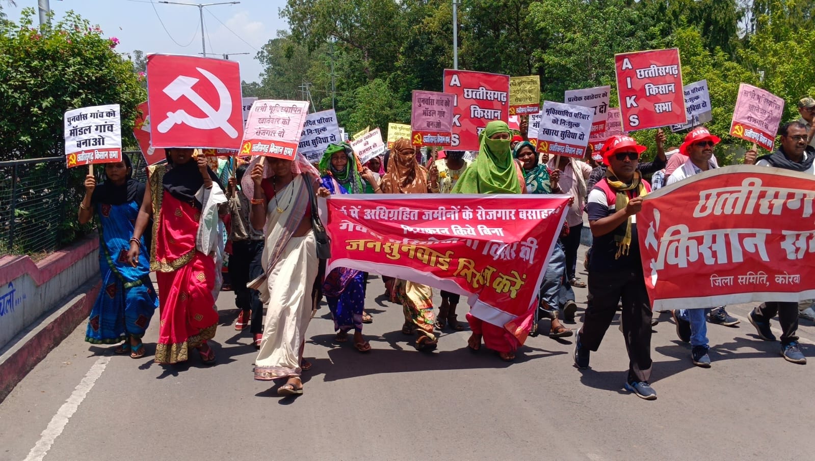 गेवरा परियोजना विस्तार का विरोध : जन सुनवाई के खिलाफ किसान सभा ने किया प्रदर्शन, कहा : पहले पुराने रोजगार प्रकरणों का करो निराकरण