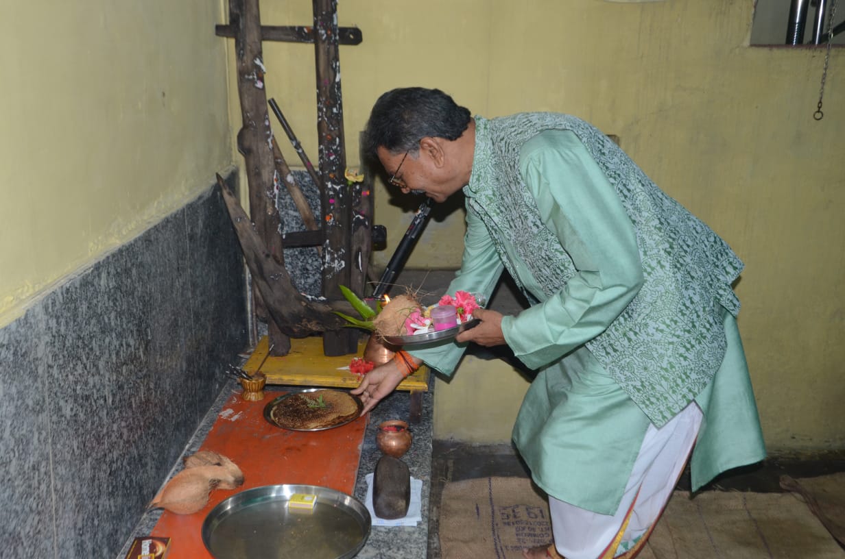 विधानसभा अध्यक्ष डॉ चरणदास महंत ने कृषि उपकरणों की पूजा अर्चना कर उन्नत कृषि और किसानो की खुशहाली की कामना की