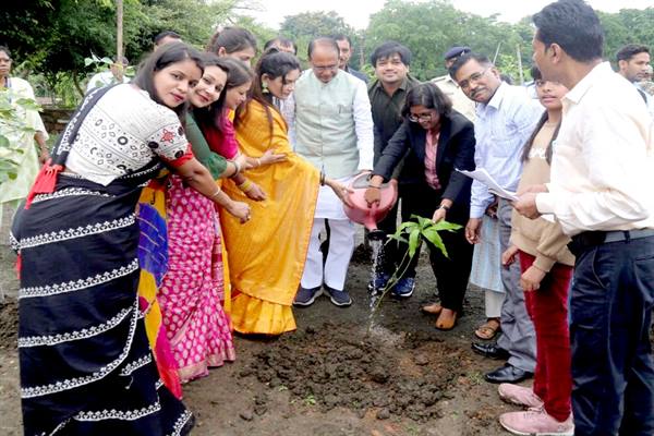 मुख्यमंत्री के साथ पौधे लगाकर बालक-बालिकाओं ने मनाया अपना जन्मदिन