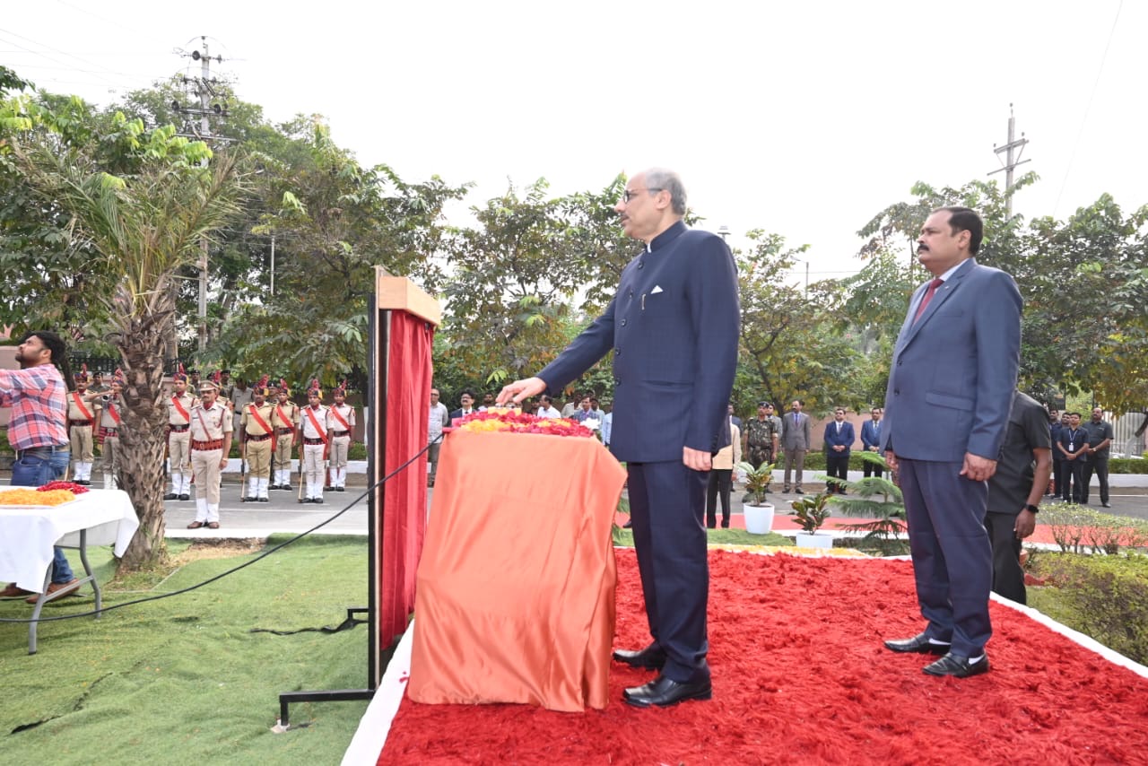 छत्तीसगढ़ उच्च न्यायालय के मुख्य न्यायाधीश ने न्यायालय आवासीय परिसर में फहराया स्मारकीय राष्ट्रीय ध्वज