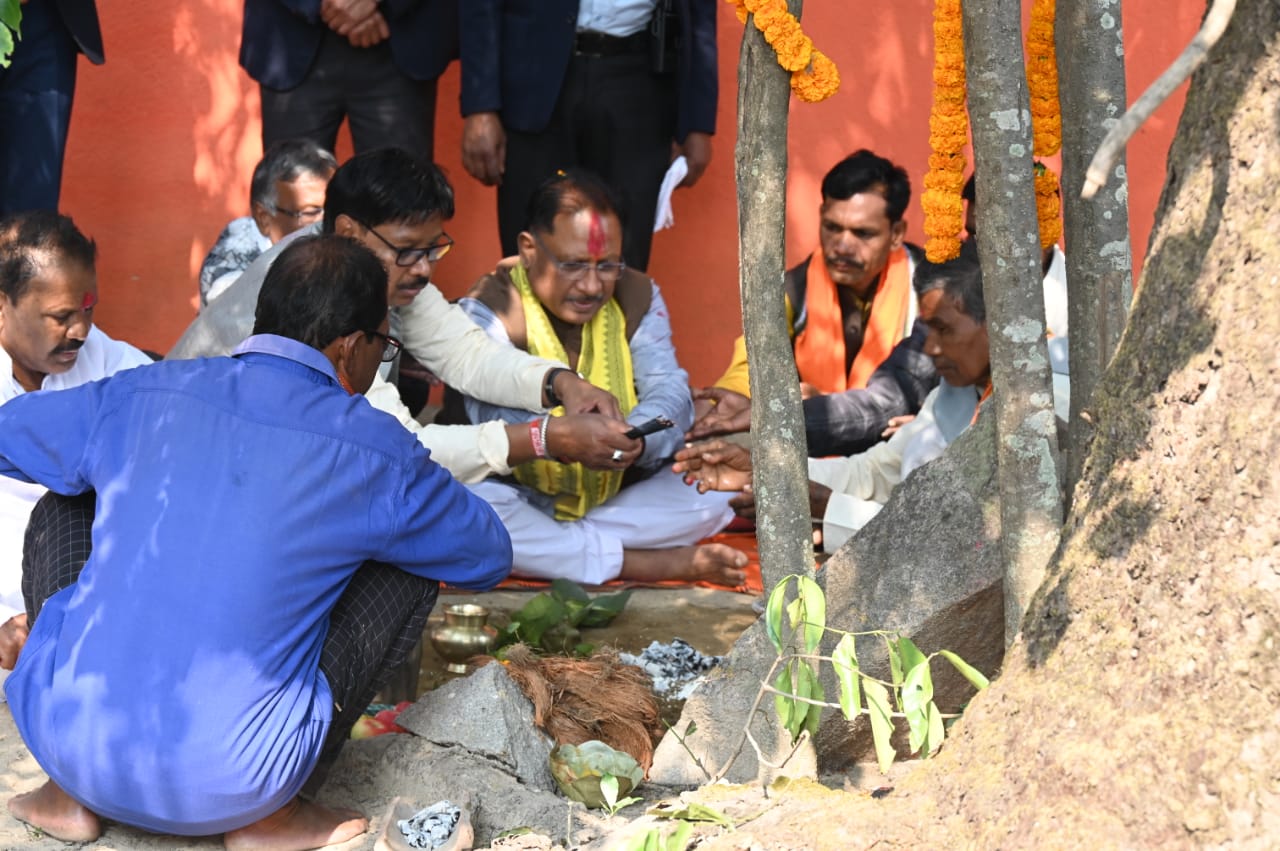 मुख्यमंत्री विष्णु देव साय और उनकी धर्मपत्नी कौशल्या साय ने बंदरचुवा के पास तुर्री पहुंचकर कुल देवता का किया दर्शन