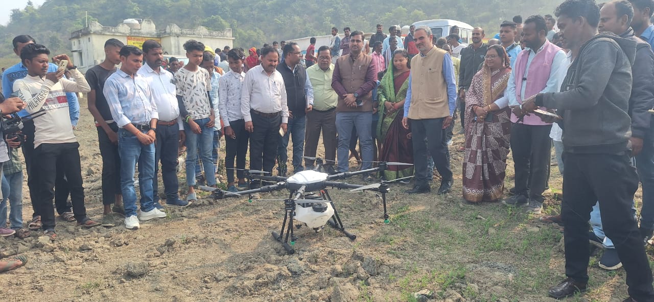 विकसित भारत संकल्प यात्रा के द्वारा किसानों को कृषि विभाग के अधिकारी दे रहे जानकारी