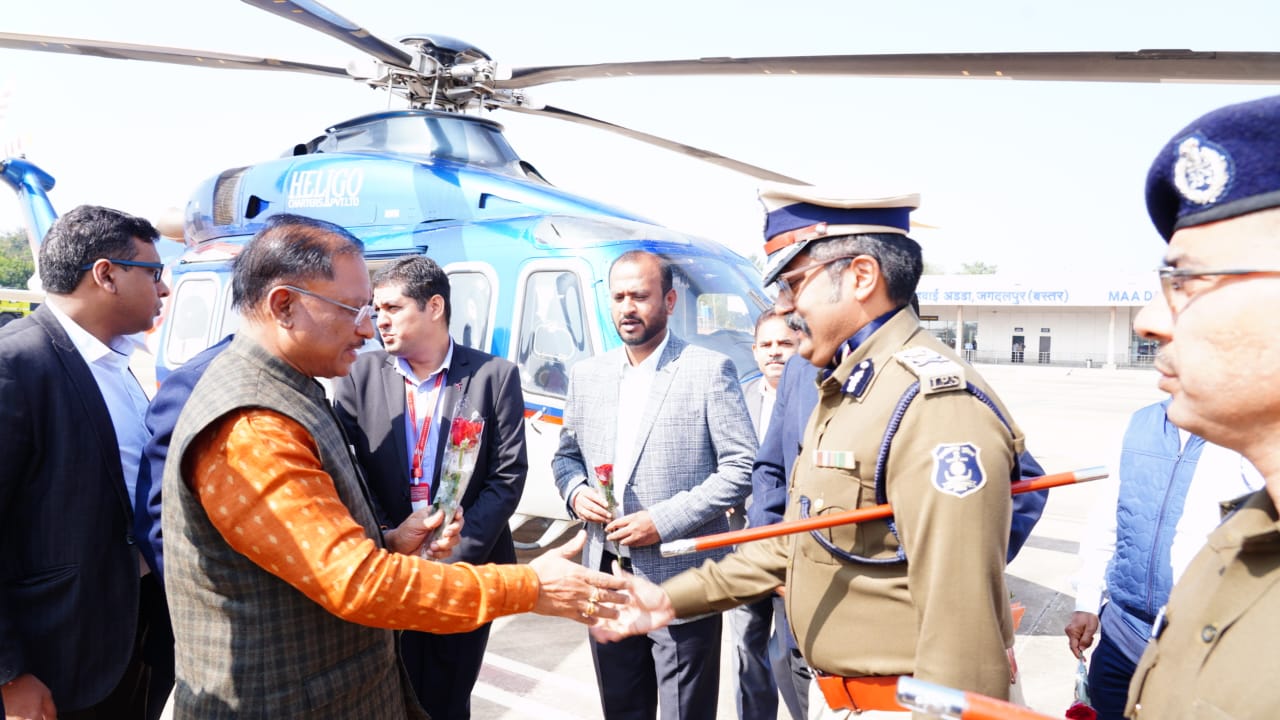 मुख्यमंत्री विष्णु देव साय का स्वागत किया जनप्रतिनिधियों एवं अधिकारियों ने