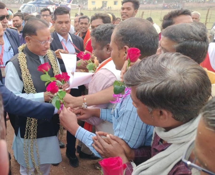 मुख्यमंत्री विष्णु देव साय कबीरधाम जिले के बोडला विकासखंड के ग्राम कुसुमघटा स्थित हेलीपैड पहुंचे