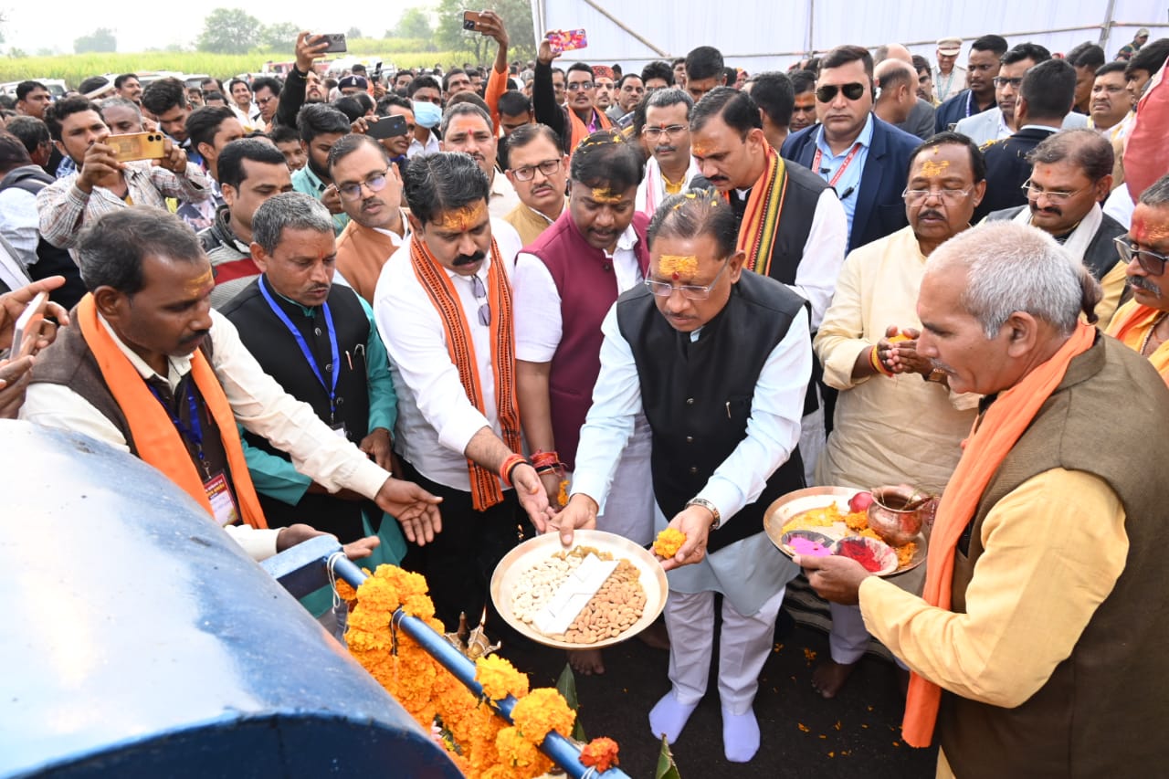 मुख्यमंत्री विष्णु देव साय ने कबीरधाम जिले के ग्राम कुसुमघटा में नवनिर्मित गुड़ उद्योग का किया शुभारंभ