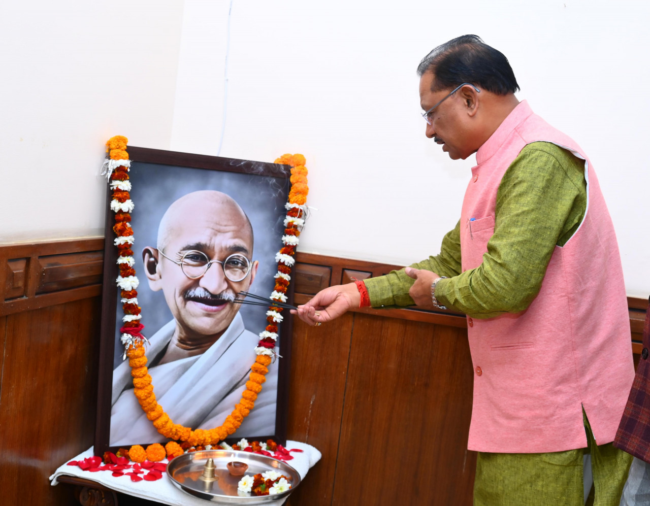 मुख्यमंत्री विष्णु देव साय ने राष्ट्रपिता महात्मा गांधी की पुण्यतिथि पर उन्हें किया नमन