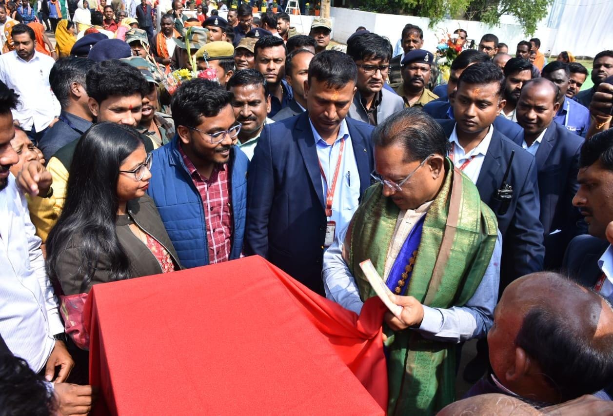 मुख्यमंत्री विष्णु देव साय ने कैम्प कार्यालय में पूर्व प्रधानमंत्री भारत रत्न स्वर्गीय अटल बिहारी वाजपेयी की मूर्ति का किया अनावरण