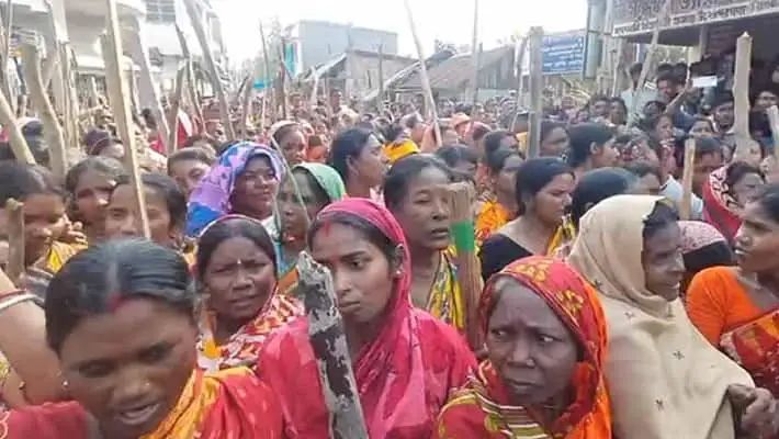 पश्चिम बंगाल में राक्षस राज घर में घुसकर बहु बेटियां उठा ले जाते हैं टीएमसी के नेता और कार्यकर्ता पीड़ित महिलाओं ने लगाई न्याय की गुहार