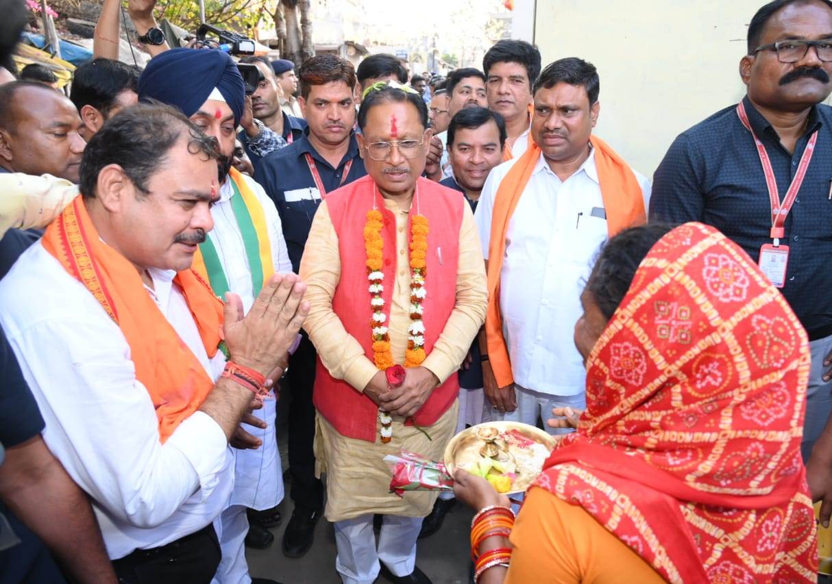 मुख्यमंत्री सीधे महिलाओं के बीच पहुंचकर ली योजनाओं से मिल रहे लाभ की जानकारी