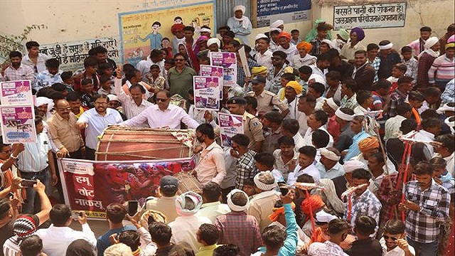 कलेक्टर डॉ. बेड़ेकर ने ढोल-मांदल बजाकर दिया मतदाताओं को मतदान का संदेश