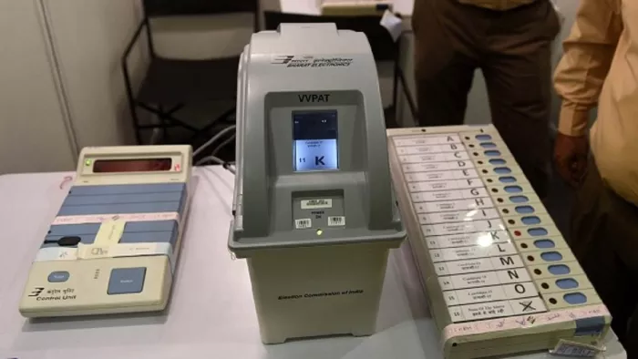 शिंदे गुट के नेता ने EVM से कनेक्ट किया था फोन? हैकिंग और OTP को लेकर चुनाव आयोग का आ गया जवाब