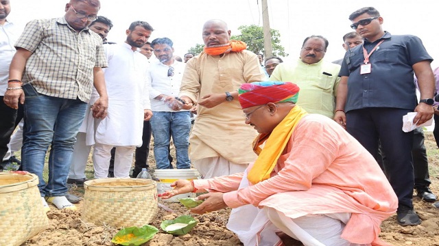 मुख्यमंत्री साय बने किसान: खेतों में बीज छिड़काव कर खेती-किसानी का शुभारंभ