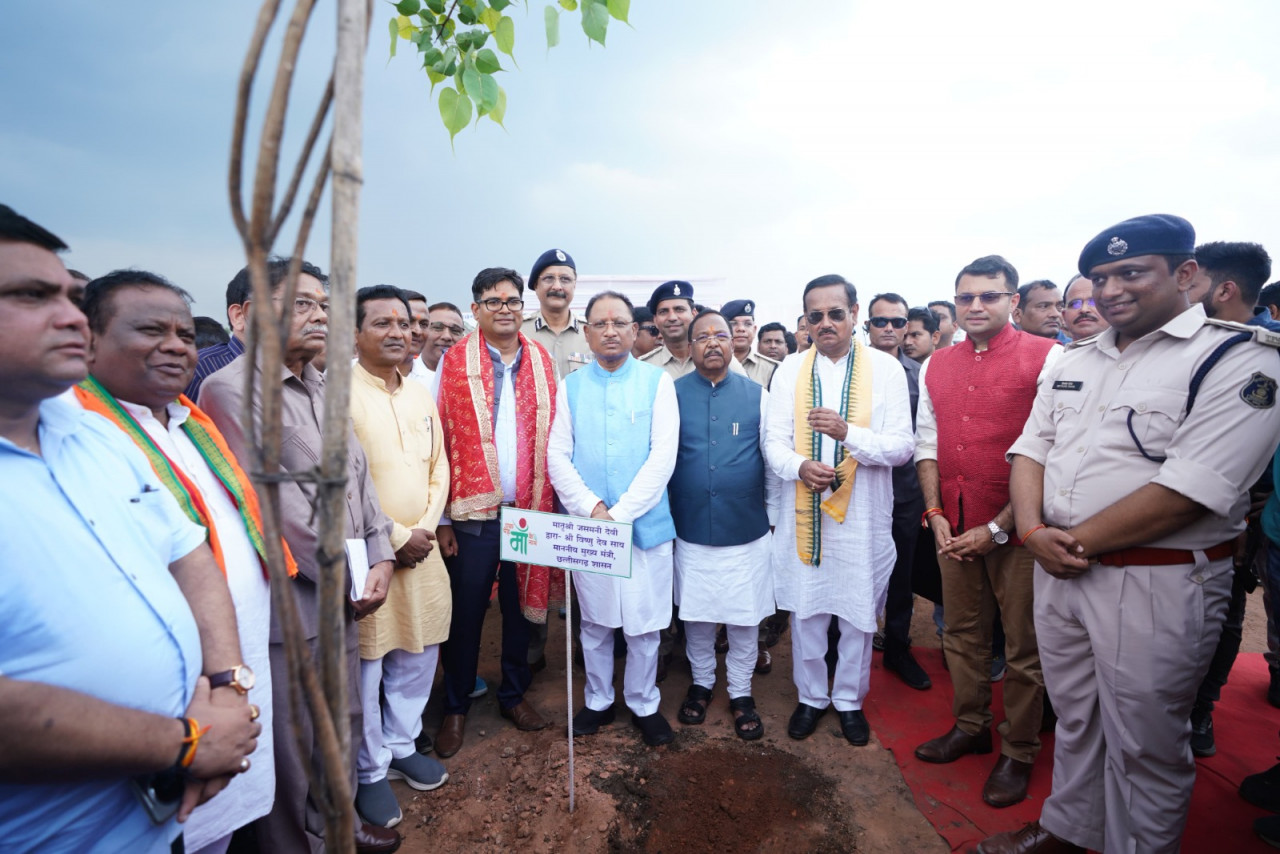 मुख्यमंत्री  विष्णु देव साय ने ’’एक पेड़ मां के नाम’’ अभियान के तहत किया वृक्षारोपण