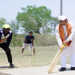 सुशासन तिहार में बच्चों संग खेला क्रिकेट, बढ़ाया हौसला