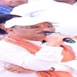सरगुजा जिले के ग्राम सिलमा में अचानक उतरा मुख्यमंत्री साय का हेलीकॉप्टर