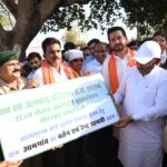 मुख्यमंत्री विष्णु देव साय ने समाज प्रमुख को सौंपा टेंट एवं बर्तन सामग्री