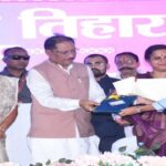 सुशासन तिहार में मेधावी छात्रा कुसुम लता बिप्रे का सम्मान