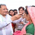 मुख्यमंत्री  विष्णु देव साय ने हितग्राहियों को अपने हाथों से पहनाया नजर का चश्मा