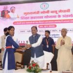 मुख्यमंत्री के हाथों मेधावी छात्रा को मिली 2 लाख रुपये की सहायता