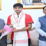 अंडर-18 एशिया कप विजेता हॉकी खिलाड़ी अवि मानिकपुरी ने मुख्यमंत्री विष्णुदेव साय से की सौजन्य भेंट
