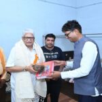 विशेष जनसंपर्क अभियान के तहत वरिष्ठ नागरिकों, शिक्षाविद् एवं अधिवक्ता का किया सम्मान