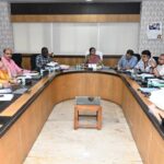 निर्माण और जन सुविधाएं विकसित करने के कार्यों को गति देने सक्रियता से करें मॉनिटरिंग