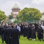 प्रदर्शनकारी छात्रों के साथ खड़े हुए सुप्रीम कोर्ट के वकील