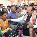 उप मुख्यमंत्री ने 11 दिव्यांगजनों को तिपहिया स्कूटी, सर्प मित्रों को दिए सुरक्षा किट