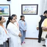 मुख्यमंत्री साय से सरगुजा के ग्रामीण अंचलों से शैक्षणिक भ्रमण पर आए मेधावी विद्यार्थियों ने की सौजन्य मुलाकात