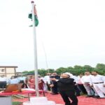 कलेक्टर जन्मेजय महोबे ने कलेक्टोरेट कार्यालय परिसर में किया ध्वजारोहण
