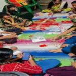 राखी निर्माण से आत्मनिर्भर बन रहीं गायत्री स्व सहायता समूह की महिलाएं