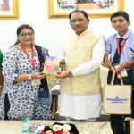 राष्ट्रपति से भेंट कर लौटे प्रतिभावान विद्यार्थियों ने मुख्यमंत्री विष्णु देव साय से की सौजन्य मुलाकात