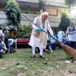 सेवा संकल्प अभियान के तहत प्रधानमंत्री नरेंद्र मोदी ने किया श्रमदान