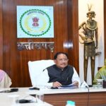 मुख्यमंत्री विष्णु देव साय ने पूर्व केंद्रीय मंत्री स्वर्गीय लरंग साय की प्रतिमा का किया वर्चुअल अनावरण
